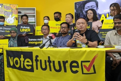 Pengerusi Bersih, Thomas Fann Peng Tong (duduk, dua dari kanan) mengajak seluruh masyarakat untuk keluar mengundi pada PRU15 semasa pelancaran Kempen #UndiMasaDepan pada Rabu.