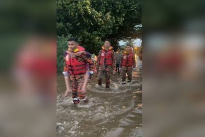 Pasukan bomba menyelamatkan mangsa banjir di Kampung Johan Setia di sini pada Rabu.