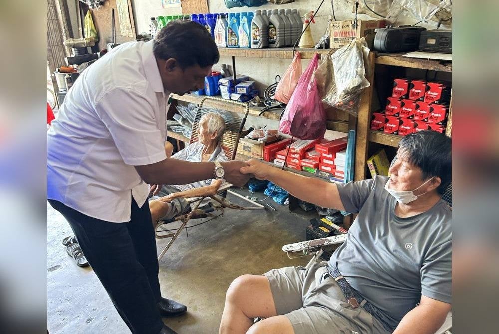 Shanmugiavalloo menyantuni masyarakat Cina ketika berkempen sempena PRU15 ini.