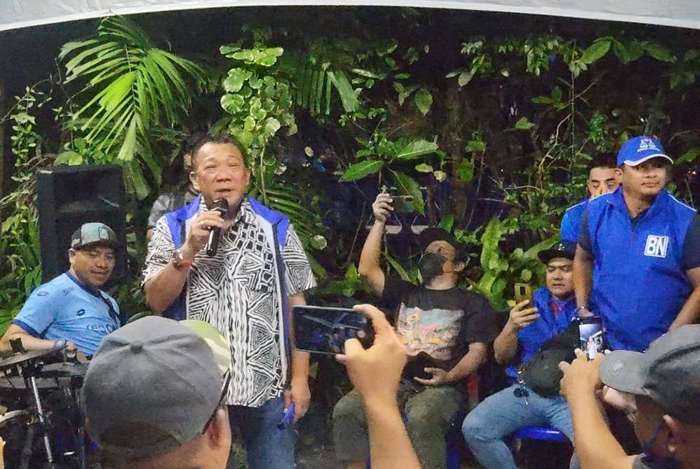 Bung menyampaikan lagu Berita pada kawan pada program Lepaking Pengundi Muda di Kampung Sipanggil, Putatan.