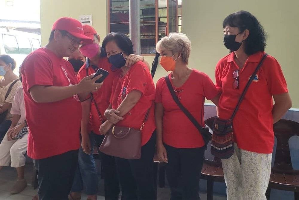 Ewon beramah mesra dengan penduduk di Kampung Tindai Kolupis, Penampang.