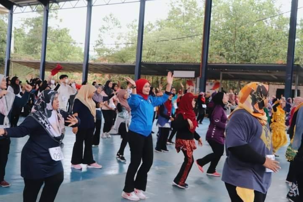 Rara juga aktif bersukan bersama masyarakat setempat.