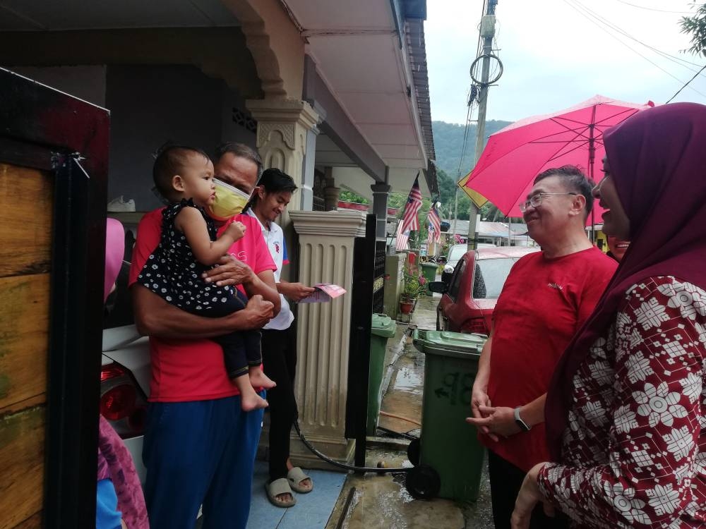 Rara beramah mesra dengan pengundi di Parlimen Bentong.