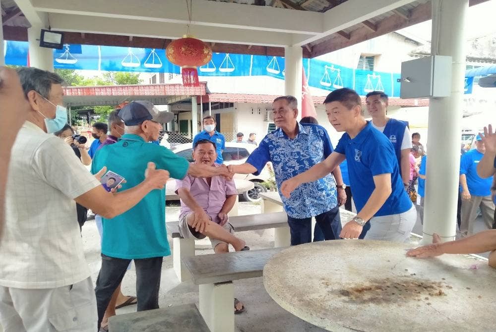 Chee Leong (kanan) dan Abdul Rahman (dua dari kanan) bertemu penduduk setempat ketika berkempen berhampiran Pasar Awam Jeram, di sini pada Rabu.