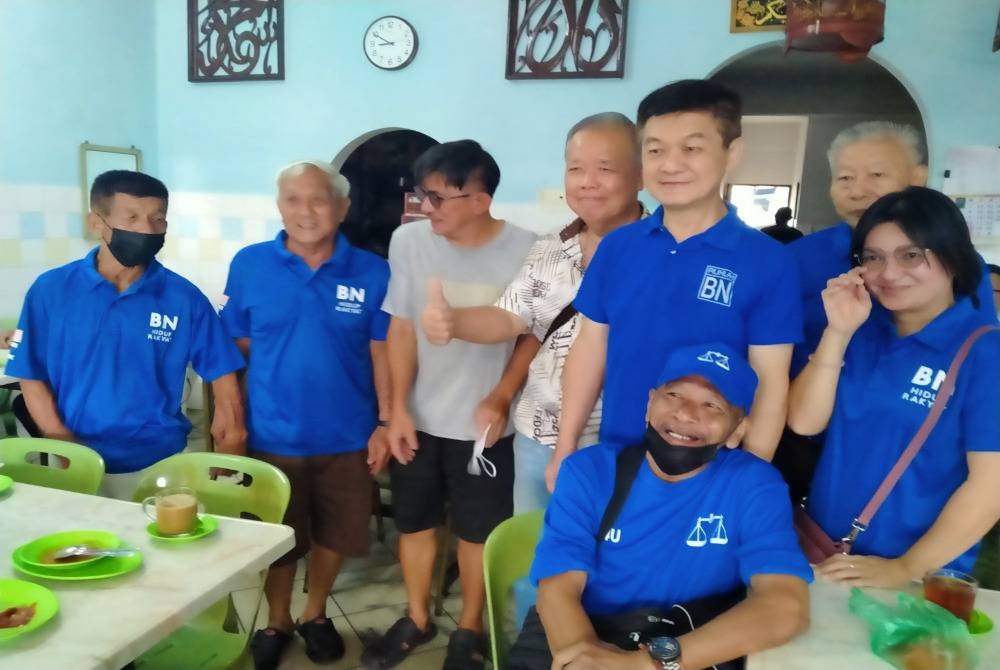 Chee Leong (berdiri, tiga dari kanan) melayani permintaan bergambar oleh penduduk setempat.