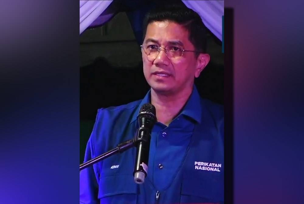 Mohamed Azmin semasa berucap di Pentas PRU15 PN Kuala Langat di Kampung Kanchong Darat di sini pada malam Rabu.