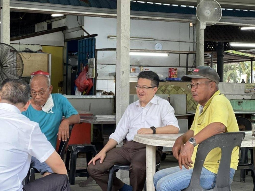 Chin Tong beramah mesra dengan pengundi di Parlimen Iskandar Puteri.