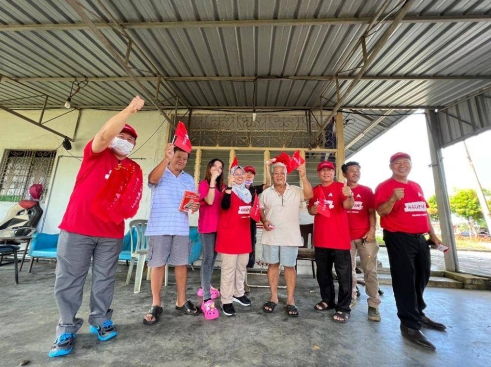 Fatin beramah mesra dengan pengundi di Parlimen Mersing.