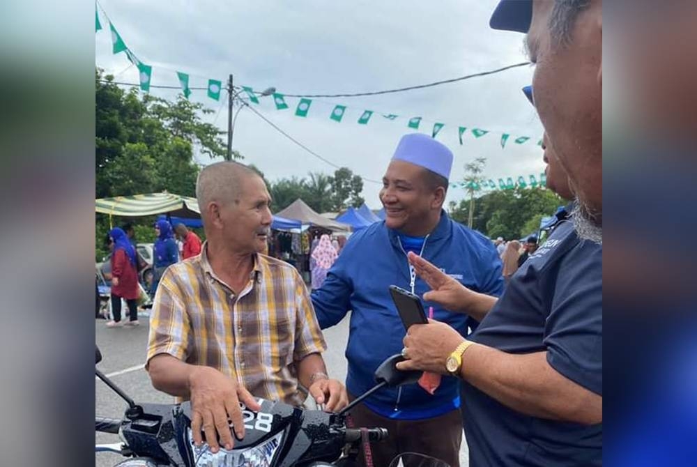 Nurhisam (tengah) mengambil peluang bertemu rakyat sepanjang tempoh berkempen.