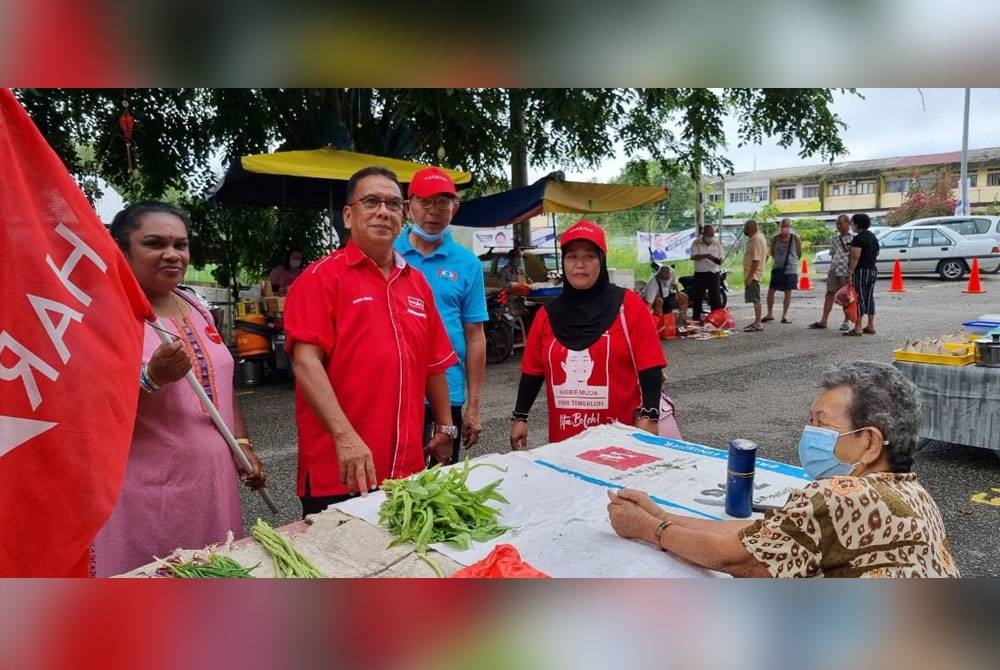 Rosli ketika mendekati pengundi dalam kempen sempena PRU15 bagi kerusi DUN Lanchang.