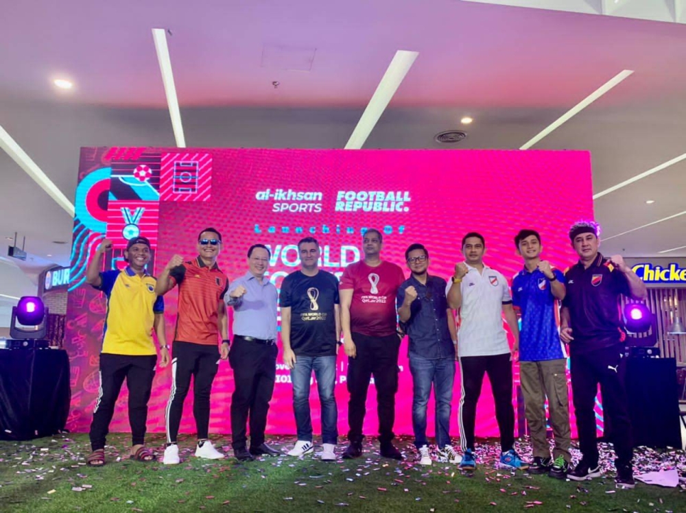 Vach Pillutla (lima dari kiri) pada majlis pelancaran kempen World Football Festival 2022 di Putrajaya. - Foto Al-Ikhsan Sports