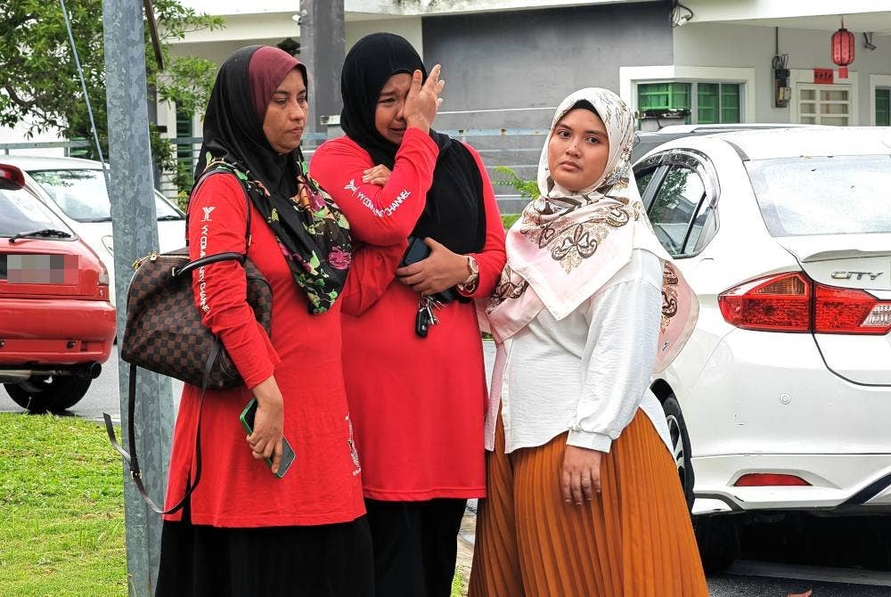 Anida (tengah) tidak dapat menahan sebak sebaik sampai di pusat jagaan Allahyarham 'Baby Syifaa'.