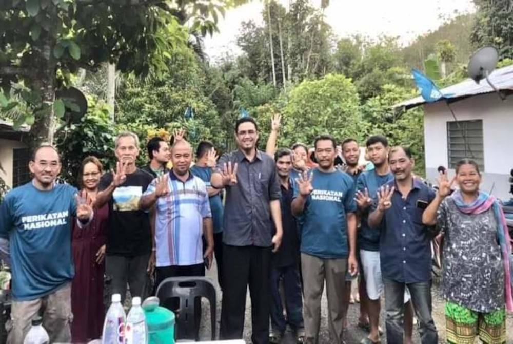 Nurul Amin (tengah) semasa turun bertemu masyarakat Siam di dalam kawasan Dewan Undangan Negeri (DUN) Pedu pada Rabu.