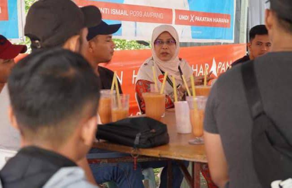 Rodziah (tengah) bersama anak-anak muda ketika mengadakan kempen di kawasan Parlimen berkenaan.