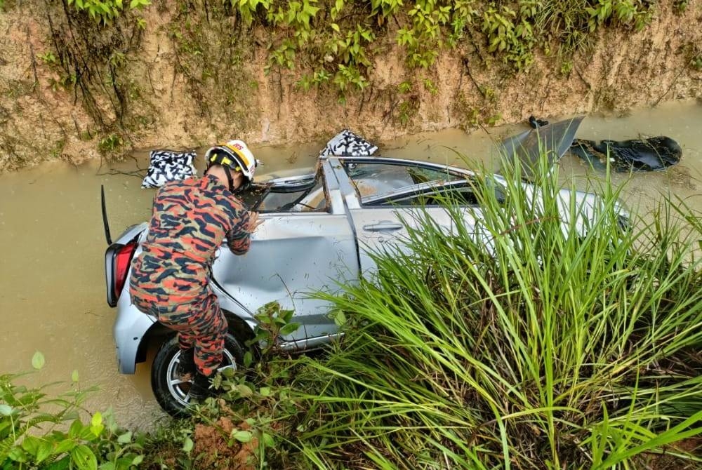 Anggota Bomba cuba mengeluarkan mangsa.