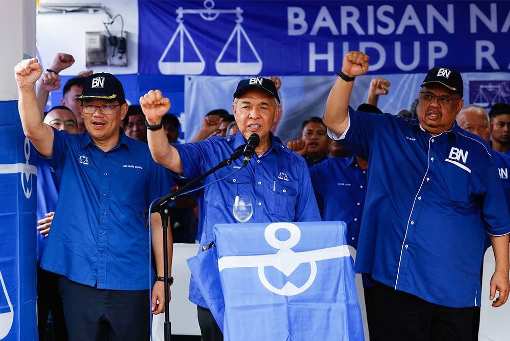 Ahmad Zahid (tengah) melaungkan slogan ‘Barisan Nasional’ semasa menyampaikan ucapan di PDM Bukit Terendak dekat Sungai Udang, pada Khamis. - Foto Bernama