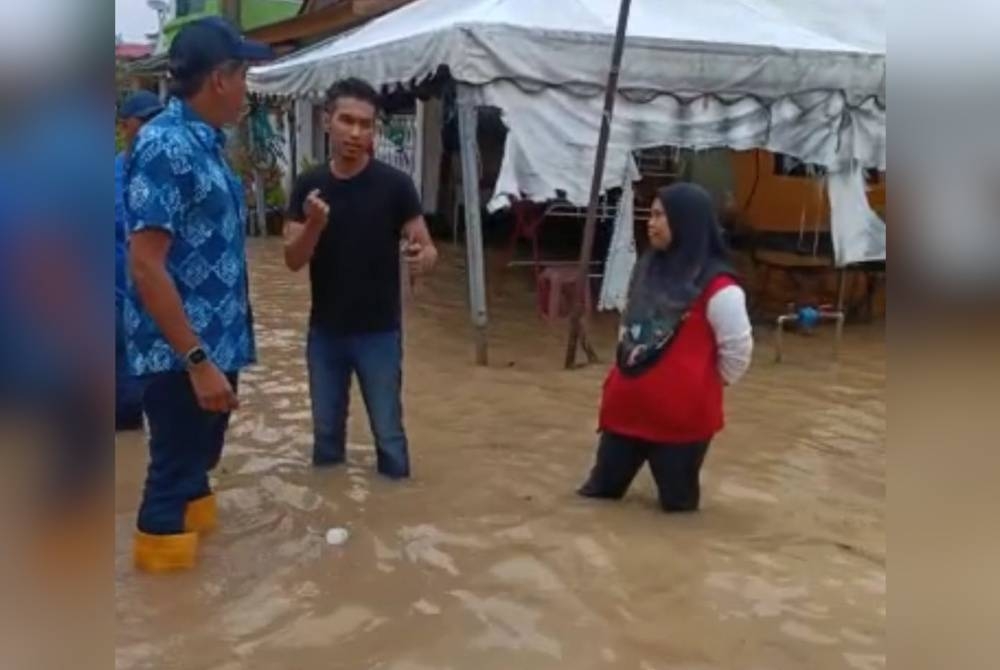 Khairy ketika meninjau keadaan banjir di Taman Setia Warisan di Kampung Melayu Subang.