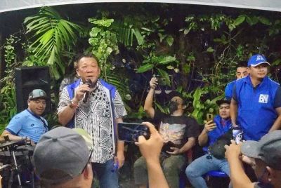 Bung menyampaikan lagu Berita pada kawan pada program Lepaking Pengundi Muda di Kampung Sipanggil, Putatan.