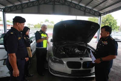 Pengarah Kanan Penguatkuasa Jabatan Pengangkutan Jalan (JPJ) Malaysia Datuk Lokman Jamaan (tiga,kiri) melihat salah sebuah kereta klon di Ibu Pejabat Jabatan Pengangkutan Jalan Malaysia (JPJ) Selangor di sini pada Khamis.