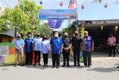 Tuanku Syed Faizuddin (empat dari kanan) dan Suriani (empat dari kiri) di hadapan Lorong Rakyat yang akan menjadi tarikan baharu pengunjung ke Perlis.