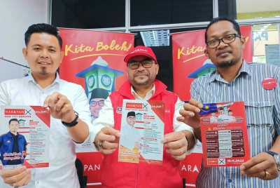 Mujahid (tengah) bersama calon PH kerusi DUN Titi Serong, Muhammad Nakhaie Wahab (kiri) dan Anuar Ahmad (DUN Kuala Kurau) menunjukkan profil dan fokus pembangunan yang dibawa pada PRU15 ini.