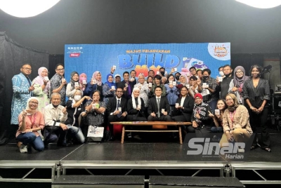 Hussamuddin (tengah) bersama petugas Pusat C4 dan peserta bergambar kenangan semasa majlis pelancaran kad permainan 'Build My-Town' di Media Karangkraf pada Khamis.