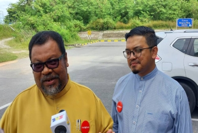 Ahmad Tarmizi (kiri) dan Dr Ahmad Safwan (kanan) ketika ditemui pemberita pada Khamis.