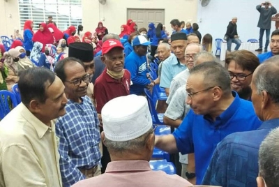Hishammuddin bersama kepimpinan dan penyokong BN yang hadir pada program bersama calon BN di Dewan PM Najib pada Khamis.