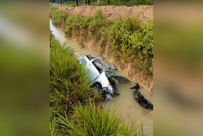 Kereta Perodua Axia yang terbabas dalam parit.