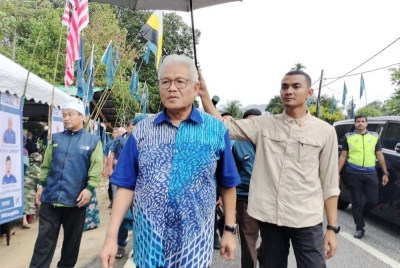 Hamzah hadir dalam program bersama masyarakat Kampung Sungai Jernih, Kubu Gajah sempena kempen PRU15 pada Khamis.