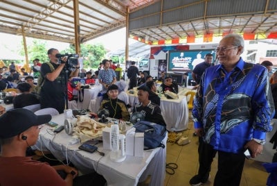 Annuar (kanan) beramah mesra dengan para peserta ketika hadir pada majlis penutup Karnival Komuniti Esports Keluarga Malaysia di Dewan Tun Abdul Ghaffar Baba Kompleks Yayasan Kemiskinan Kelantan Padang Kala hari ini. - Foto Bernama