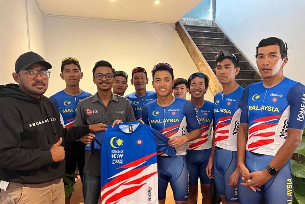 Tengku Abu Bakar (empat dari kanan) dan Ketua Pegawai Eksekutif Hausboom, Azri Zahier Azmi memegang jersi Malaysia simbolik selaku penaja pasukan kebangsaan pada LTdL 2022.