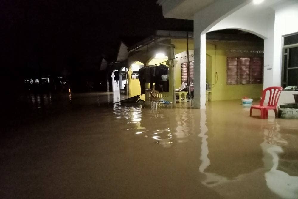 Keadaan rumah penduduk di sekitar Meru yang dinaiki air pada Khamis.