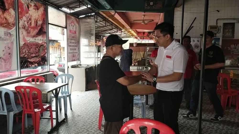 Yu Hui beramah mesra dengan penduduk di Parlimen Raub.