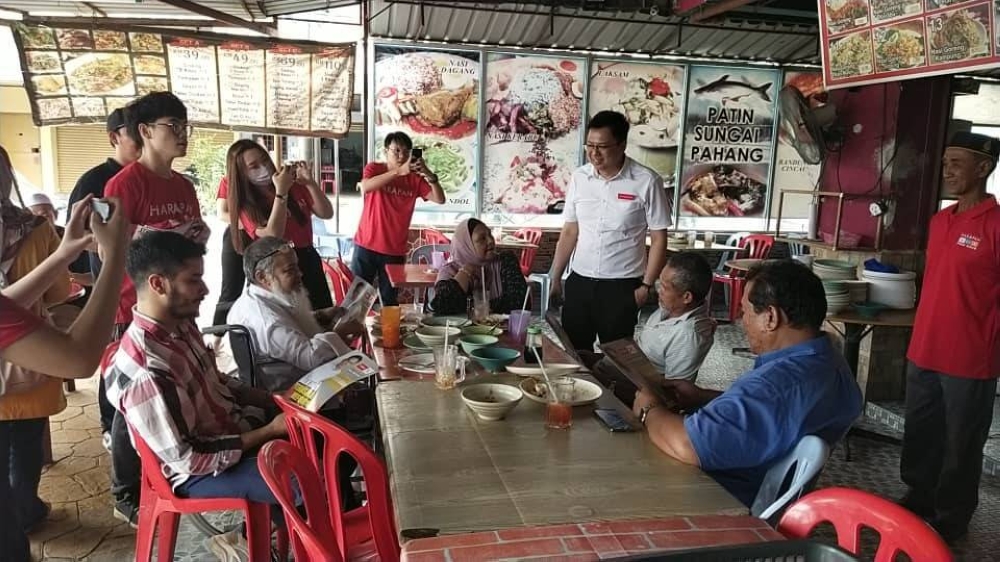 Yu Hui beramah mesra dengan penduduk di Parlimen Raub.