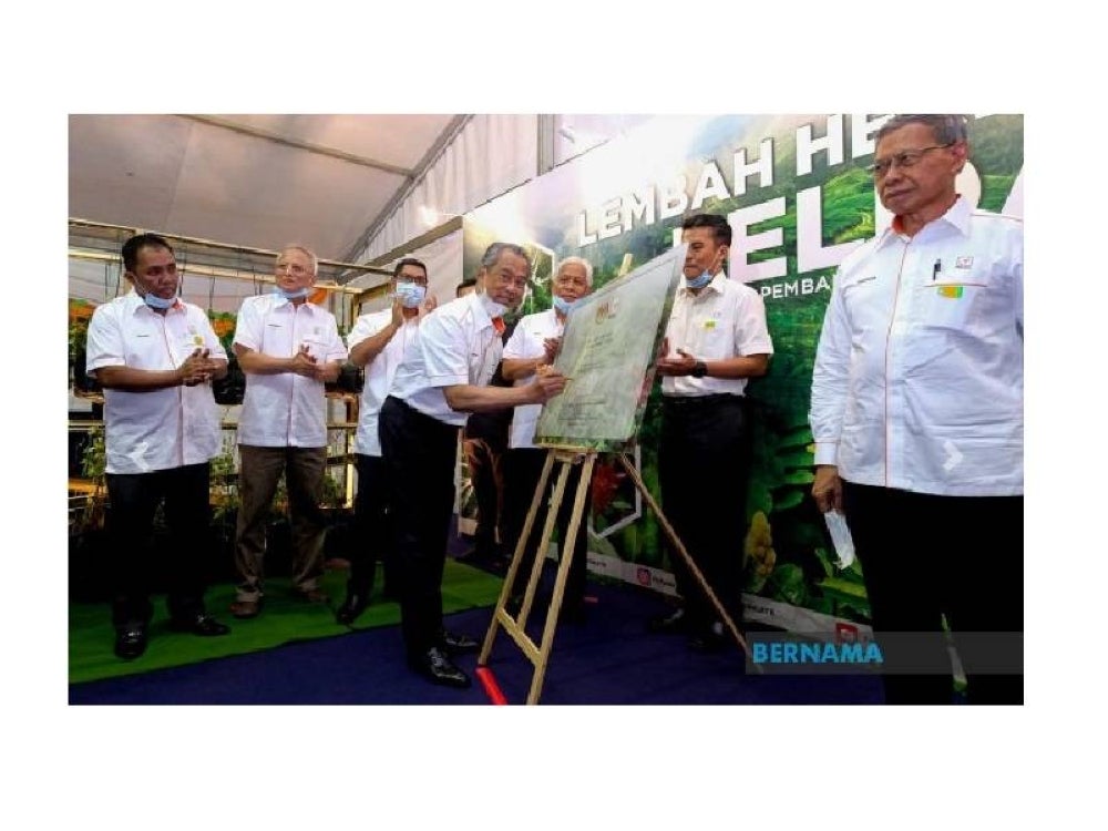 Muhyiddin ketika merasmikan Lembah Herba Wilayah Trolak di Sungkai, Perak pada 2020 lalu.
