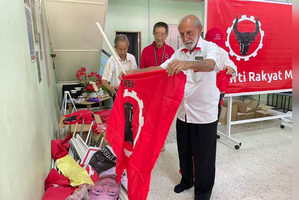 Ravinder dan beberapa calon PRM sedang membuat persiapan kempen di Bilik Gerakan PRM Pulau Pinang.