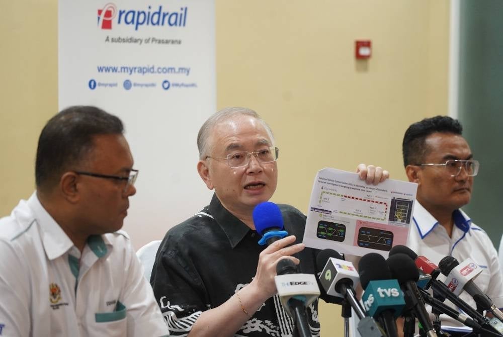 Ka Siong ketika sidang media di Kompleks Rapid Rail, Petaling Jaya pada Jumaat.