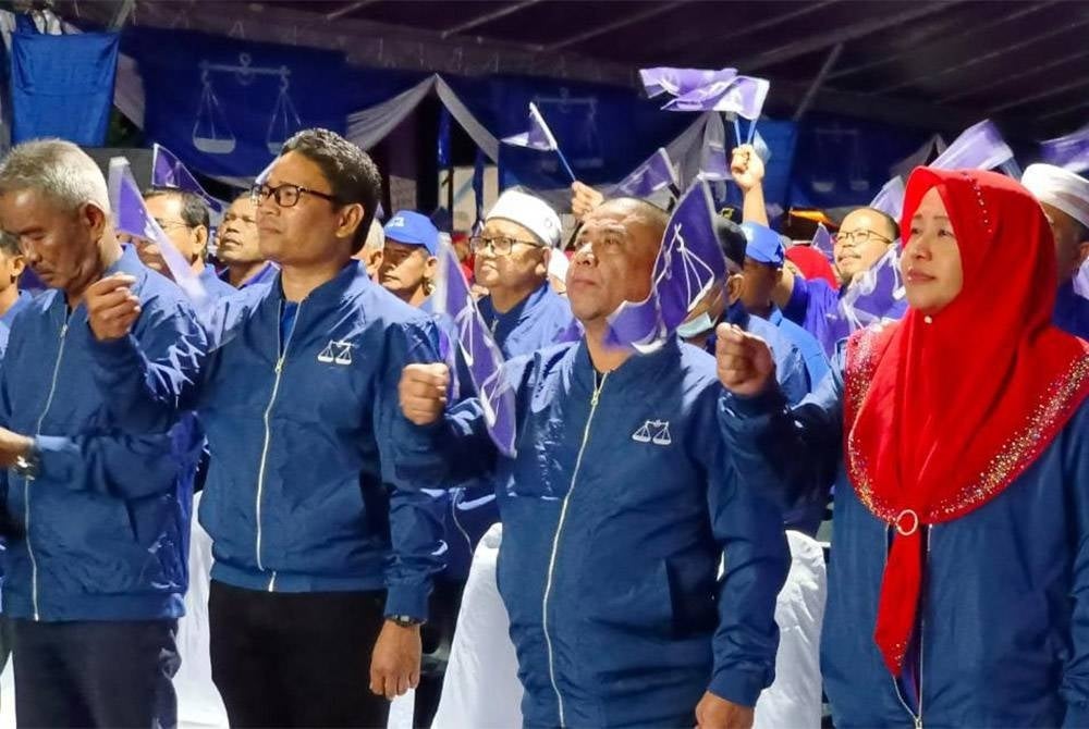 Saarani (dua dari kanan) bersama calon-calon BN iaitu Khairul Azwan Harun (dua dari kiri), Datuk Dr Wan Norashikin Wan Noordin (kanan) dan Datuk Ibrahim Katop (kiri).