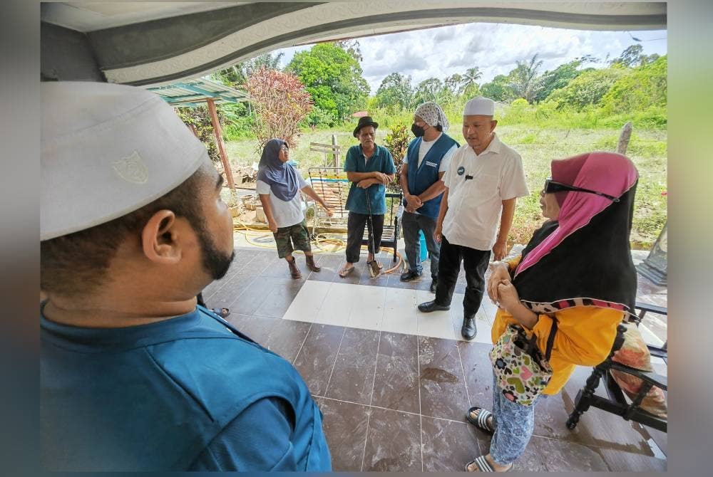 Mohd Fadli (dua dari kanan) bertanya masalah banjir yang membelengggu penduduk Kampung Gayan.