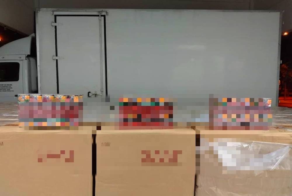 Polis menggagalkan cubaan menyeludup masuk 9,900 karton rokok bernilai RM1.48 juta di Jertih. - Gambar hiasan