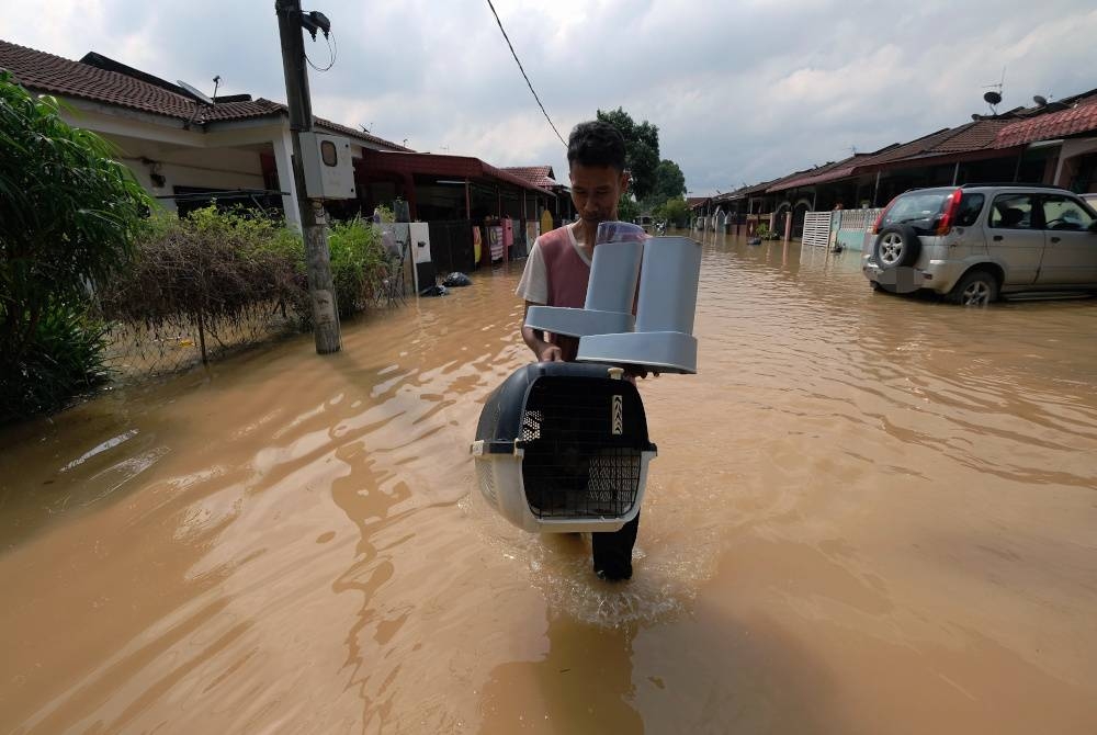 Di Selangor, kempen di beberapa kawasan bertukar kepada misi menyantuni mangsa-mangsa banjir. - Foto Bernama