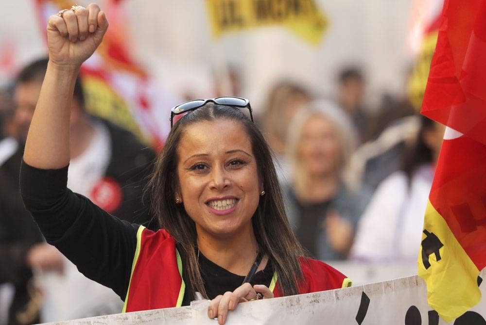 Kesatuan pekerja melancarkan bagi menuntut kenaikan gaji atau menambah pengambilan pekerja. - Foto Epa