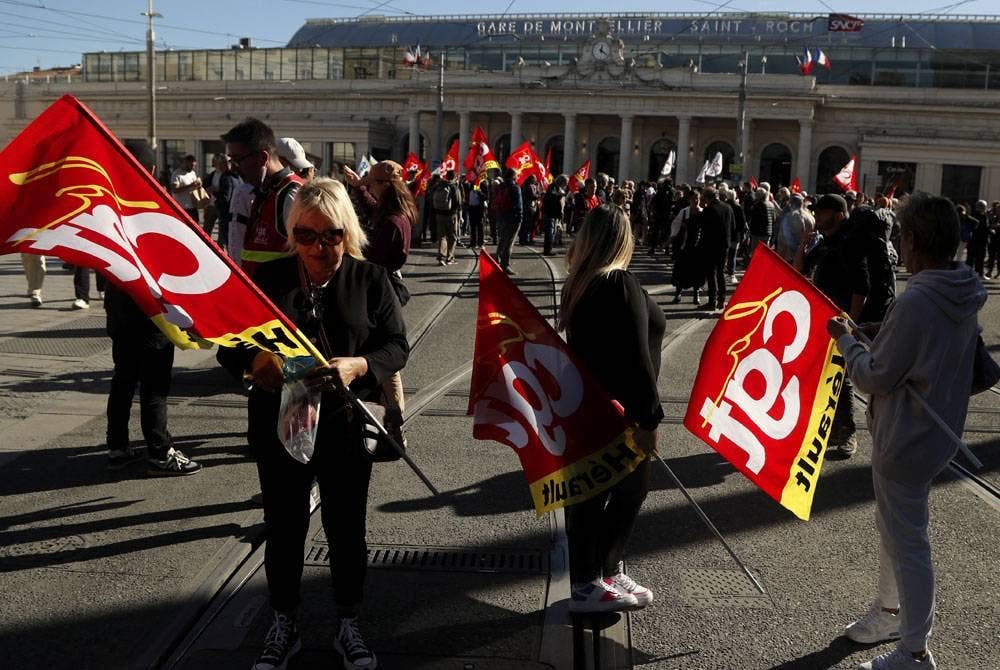 4,000 orang mengambil bahagian dalam demonstrasi di Paris. -Foto EPA