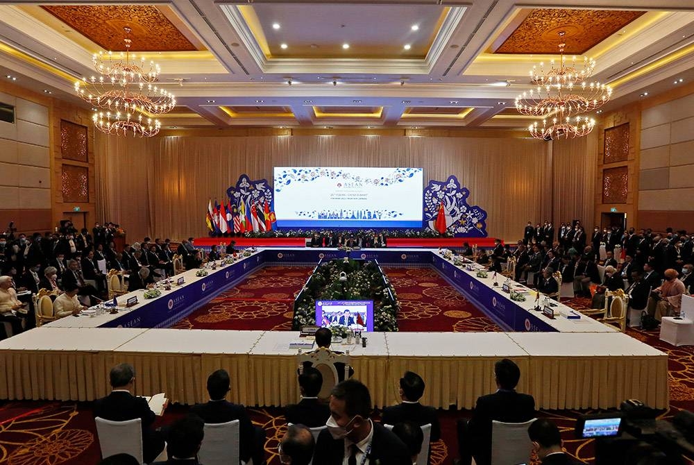 Para pemimpin ASEAN berkumpul pada KTT ASEAN ke-40 dan ke-41 dan KTT Terkait di Phnom Penh, Kamboja.  - foto EPA