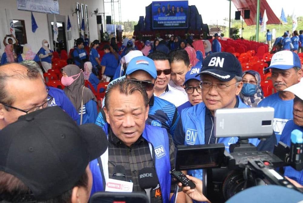 Bung Moktar beramah mesra bersama penyokong BN di Kampung Taun Gusi, Kota Belud pada Jumaat.