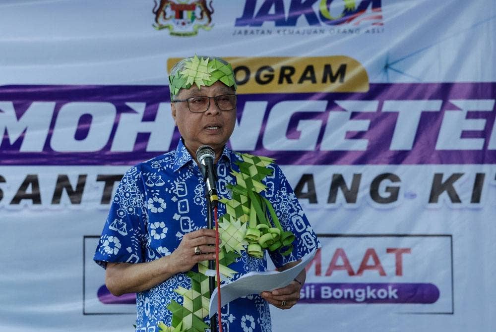 Ismail Sabri berucap pada program Moh Ngeteh bersama penduduk Orang Asli sempena PRU15 di Kampung Bongkok pada Jumaat. - Foto Bernama