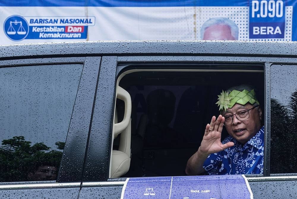 Ismail Sabri melambaikan tangan selepas menghadiri program Moh Ngeteh bersama penduduk Orang Asli sempena PRU15 di Bilik Gerakan Kampung Bongkok pada Jumaat. - Foto Bernama