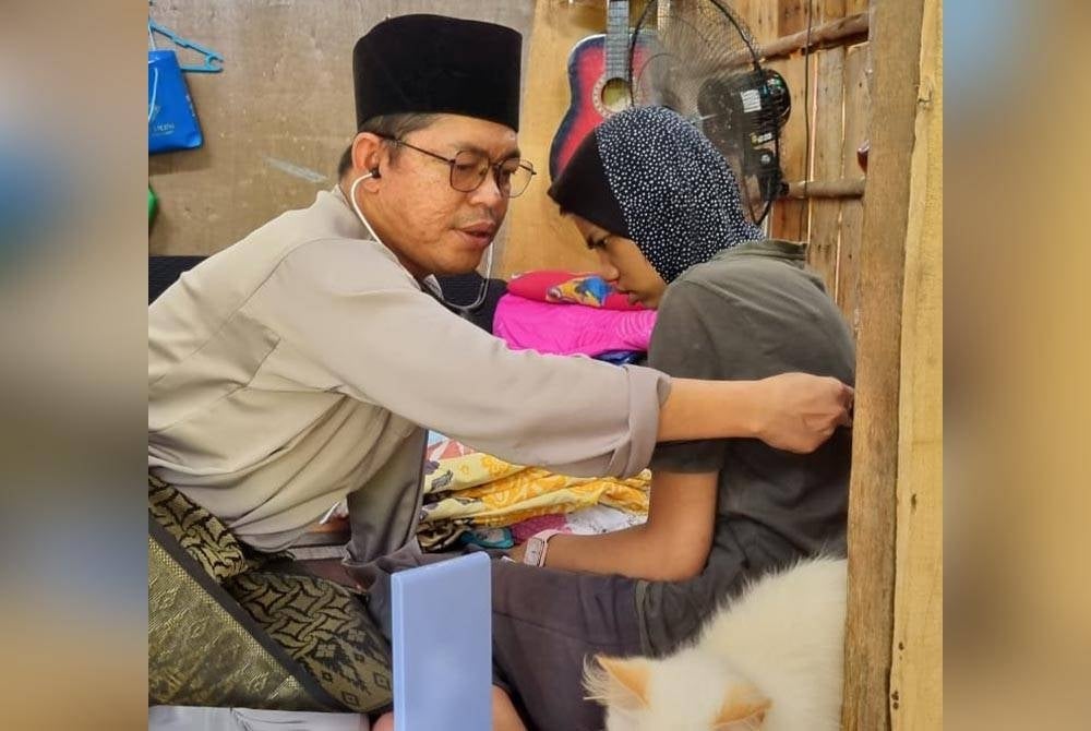 Dr Mohd Zohar melakukan pemeriksaan kesihatan kepada pesakit ketika berkempen di Kampung Tekam, Pogoh, Segamat pada Jumaat.