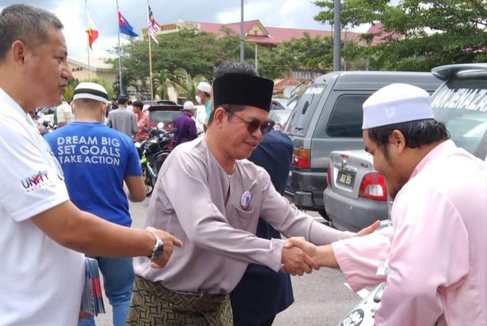 Dr Mohd Zohar bertemu orang ramai selepas menunaikan solat Jumaat di Masjid Bandar IOI, Segamat pada Jumaat.